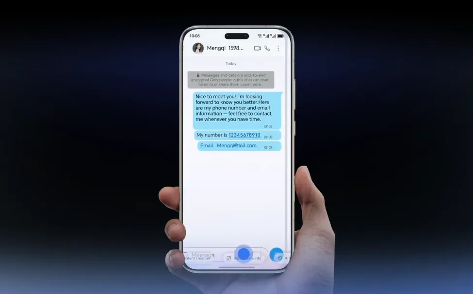 Dłoń trzymająca smartfon z aktywną funkcją AI rozpoznającą treści na ekranie