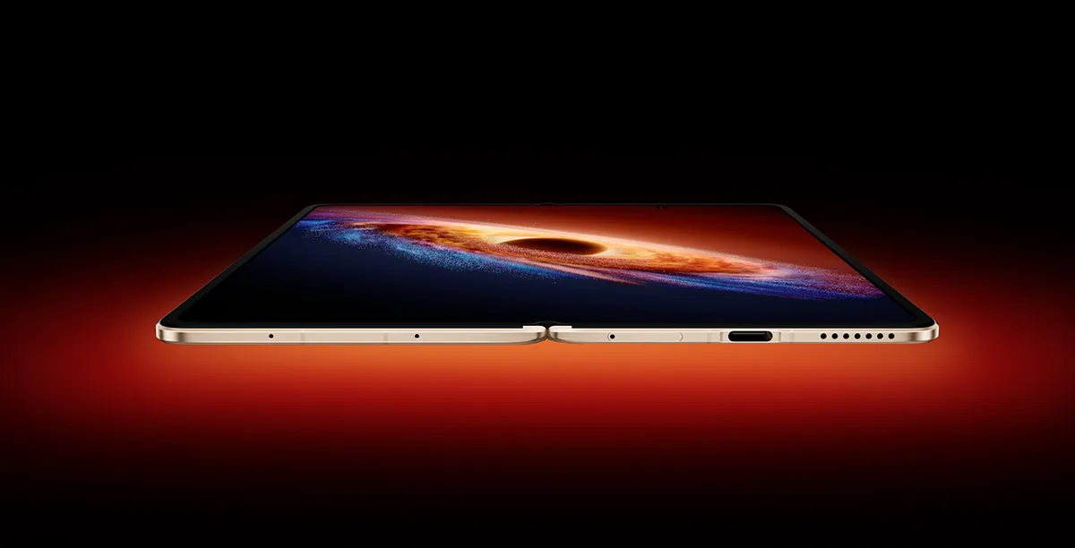 Składany smartfon HONOR Magic V6 częściowo otwarty, widok z boku.