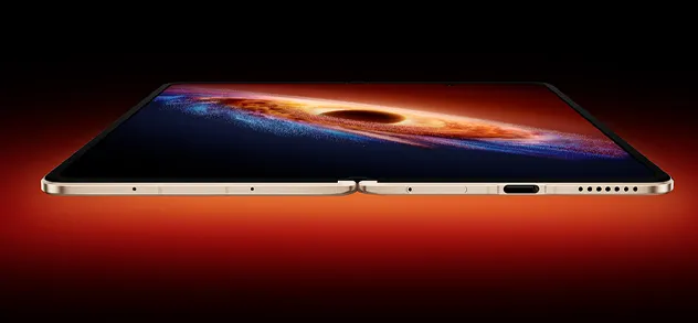Składany smartfon HONOR Magic V6 częściowo otwarty, widok z boku.