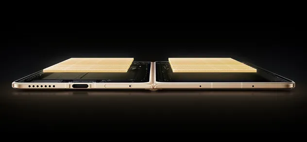 Składany smartfon HONOR Magic V6 pokazany w pozycji półotwartej.