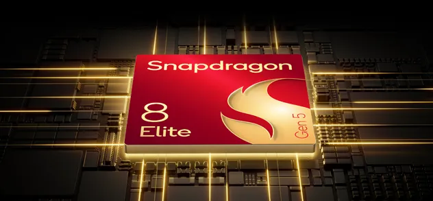Układ Snapdragon 8 Elite przedstawiony na tle płyty głównej.