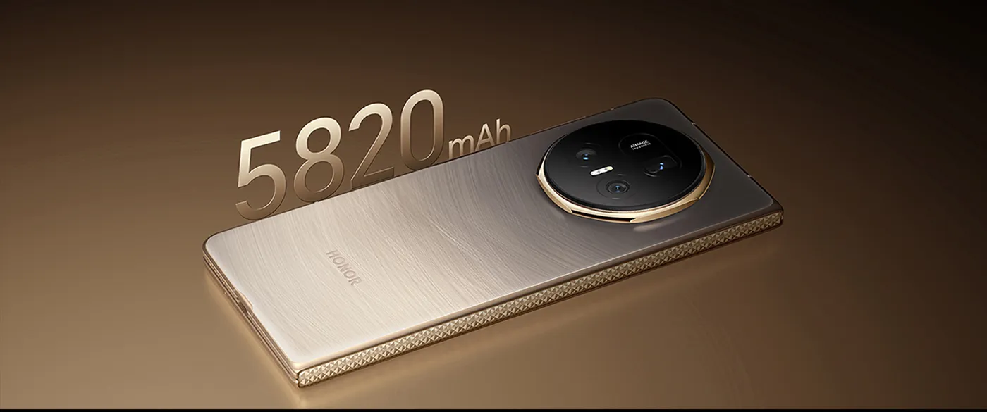 Smartfon HONOR Magic V5 w złotym kolorze, zamknięty, leżący pleckami do góry, z napisem 5820 mAh