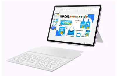Klawiatura leżąca obok tabletu