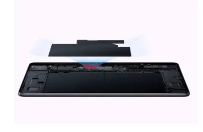 Wnętrze tabletu z widocznym układem chłodzenia