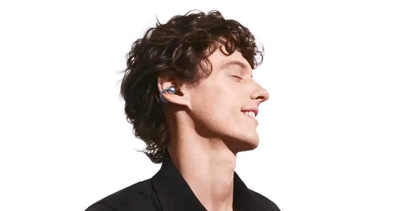 Mężczyzna noszący słuchawki Huawei FreeClip, ilustrujący dźwięk przestrzenny w otwartej konstrukcji.