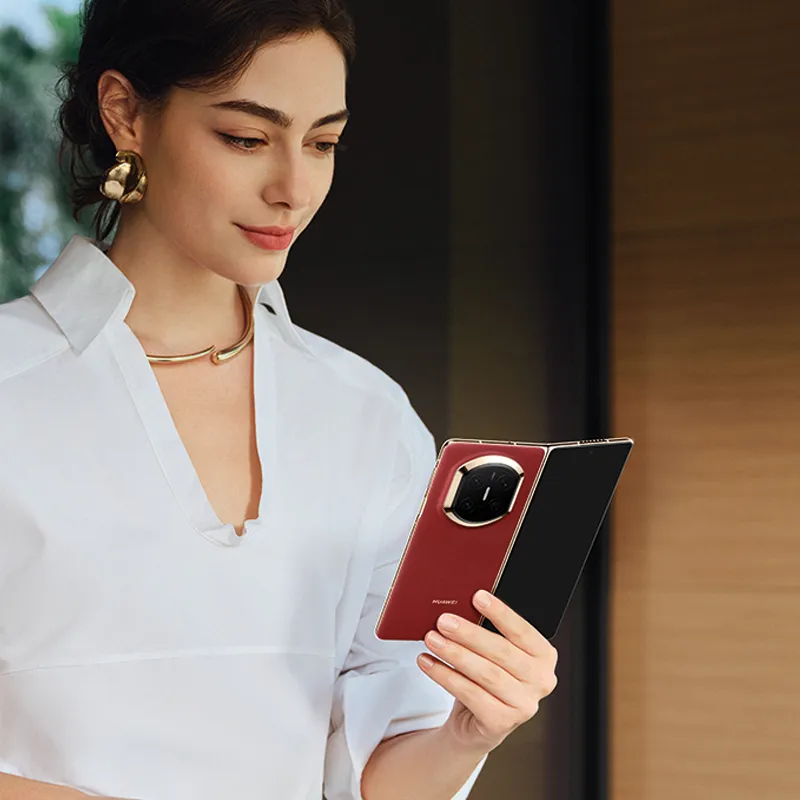 Kobieta trzyma składany smartfon HUAWEI Mate X7, elegancki design i duży ekran premium