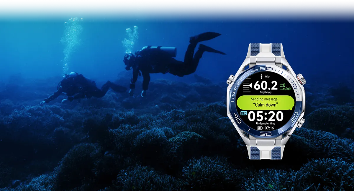 Zegarek nurkowy wyświetlający komunikaty sonarowe, w tle nurkowie pod wodą.