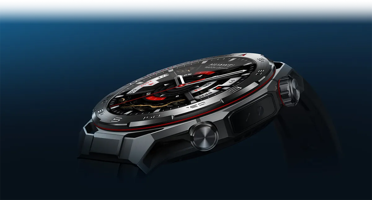 Zbliżenie na zegarek z kopertą z ciekłego metalu i szafirowym szkłem na ciemnym tle