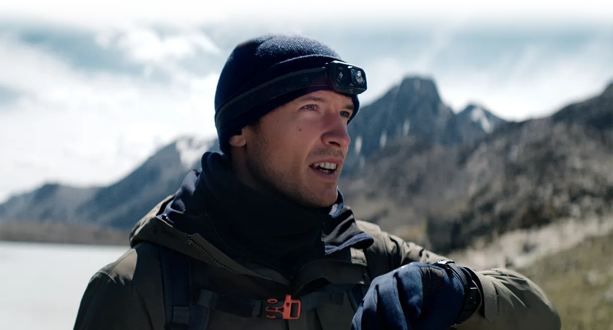 Mężczyzna w outdoorowym stroju używa zegarka z funkcją eSIM i redukcją szumów