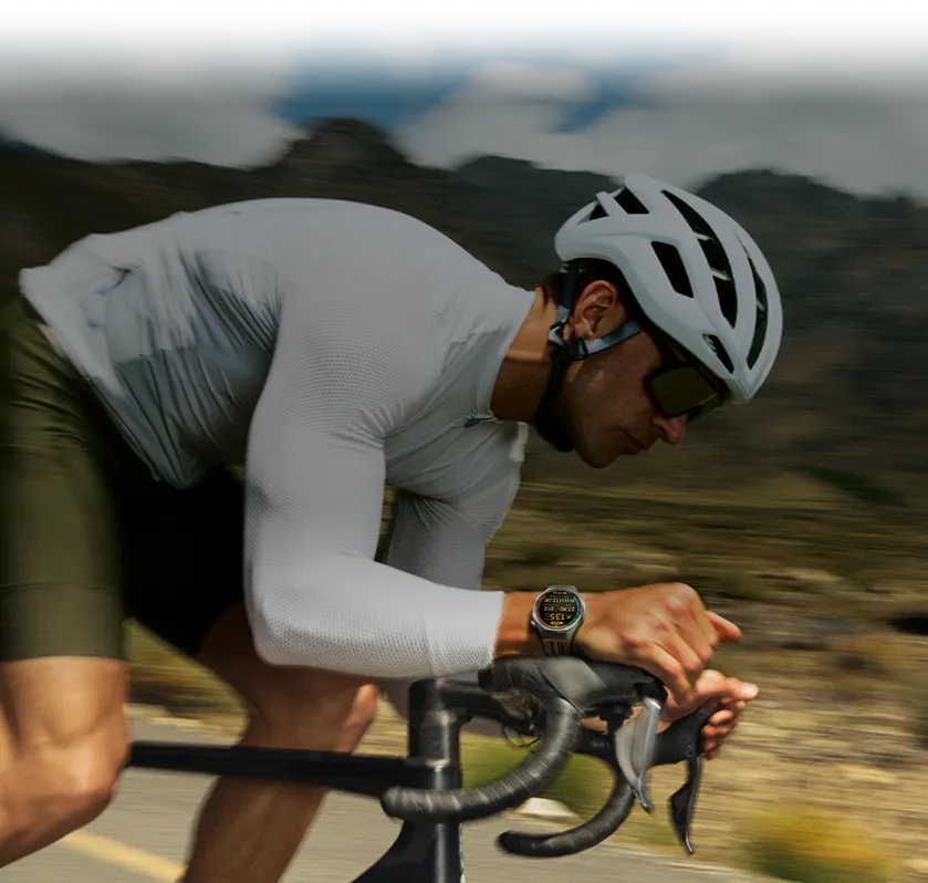Kolarz w kasku aerodynamicznym jedzie na rowerze, analizując profesjonalne statystyki kolarskie na zegarku HUAWEI Watch GT 6 Pro