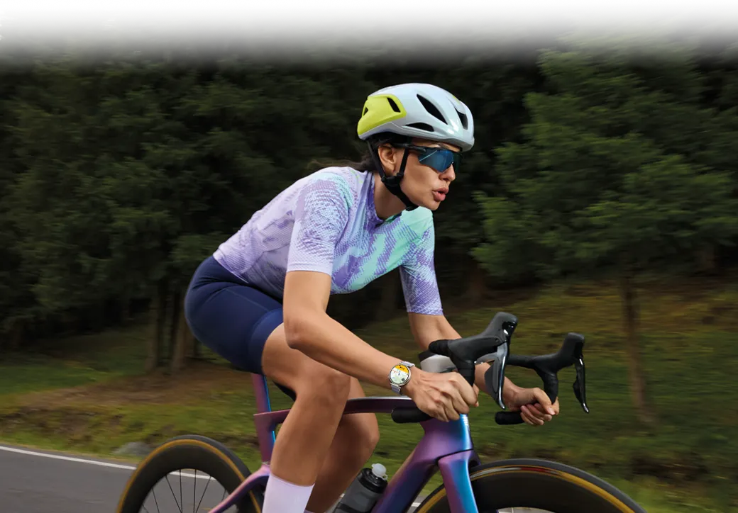 Kolarz w kasku i okularach sportowych jedzie na rowerze, korzystając z precyzyjnego GPS i śledzenia aktywności w HUAWEI Watch GT 6.