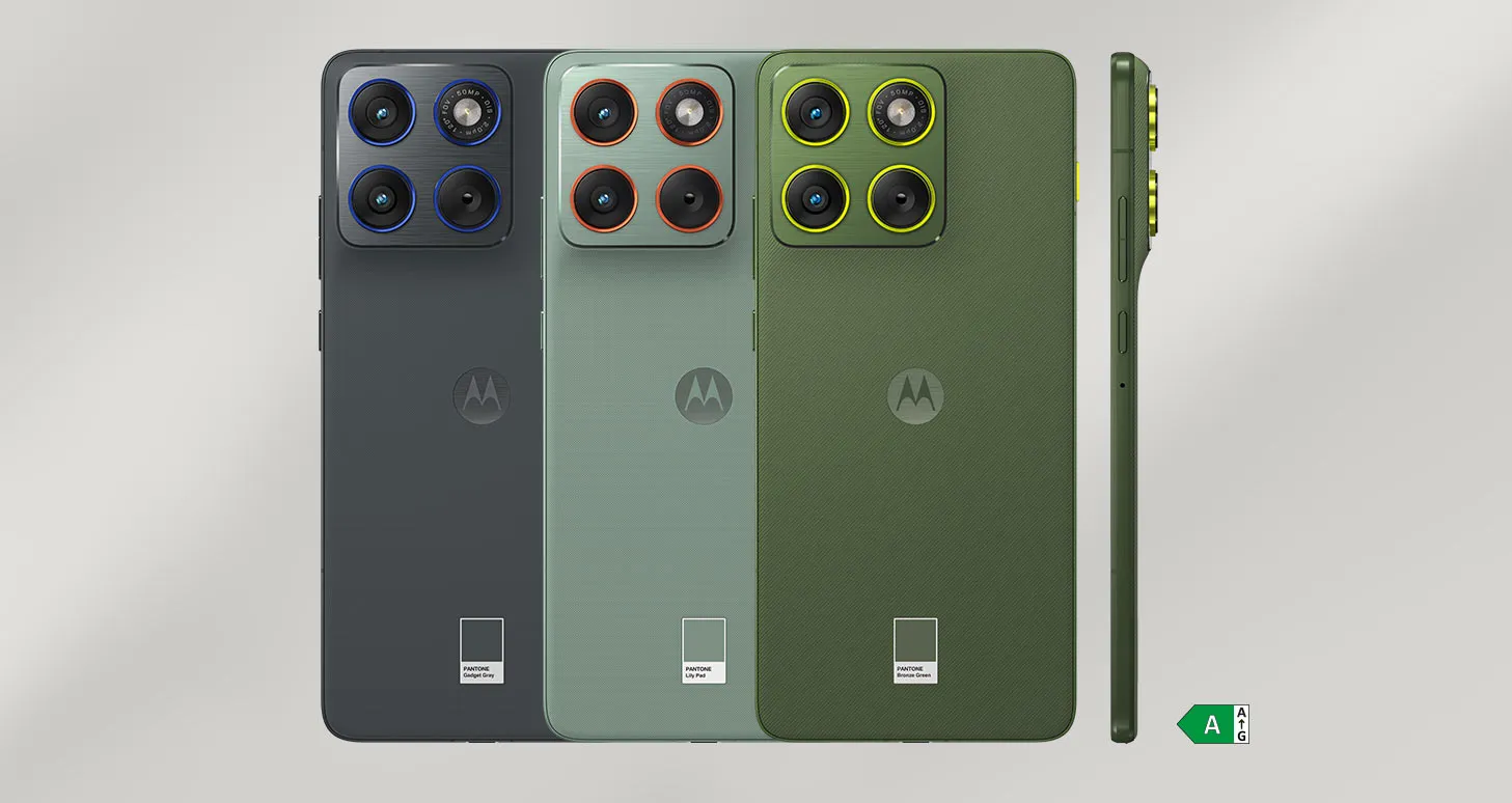 Smartfony Motorola Edge 70 w trzech kolorach z potrójnym aparatem, widok z tyłu i z boku z oznaczeniem klasy energetycznej A