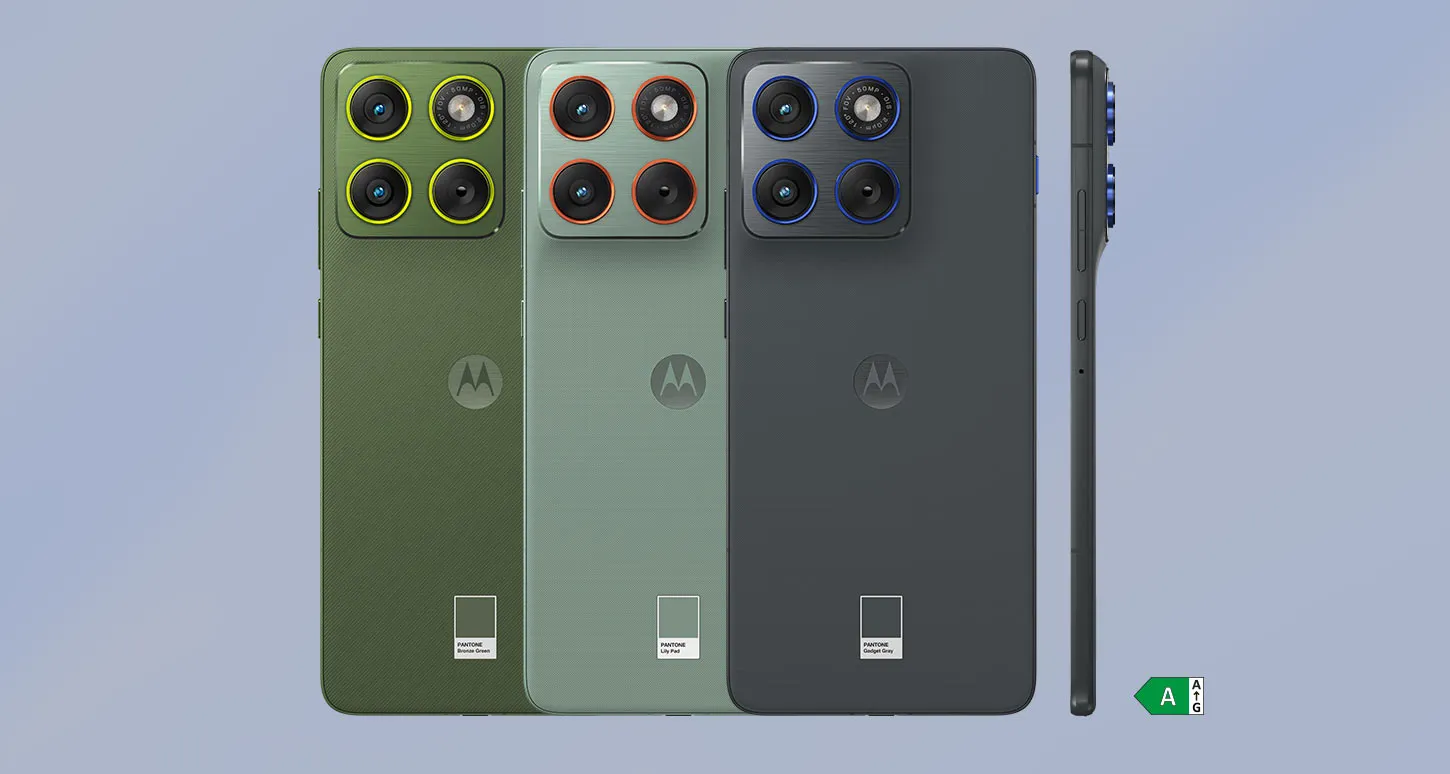 Smartfony Motorola Edge 70 w trzech kolorach z potrójnym aparatem, widok z tyłu i z boku z oznaczeniem klasy energetycznej A