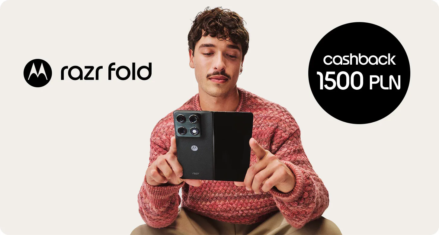 Mężczyzna trzyma rozkładany smartfon Motorola Razr Fold; obok napis o cashbacku 1500 PLN
