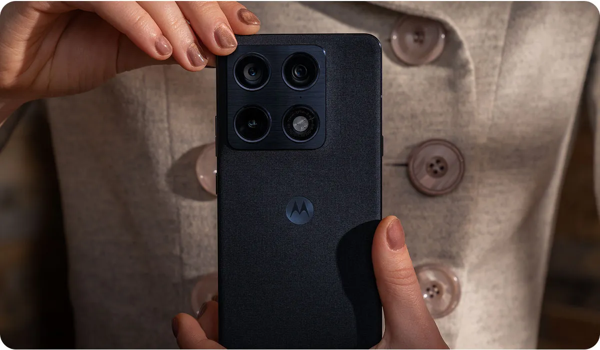 Tylna obudowa smartfona motorola signature i wyspa czterech aparatów 50 Mpx