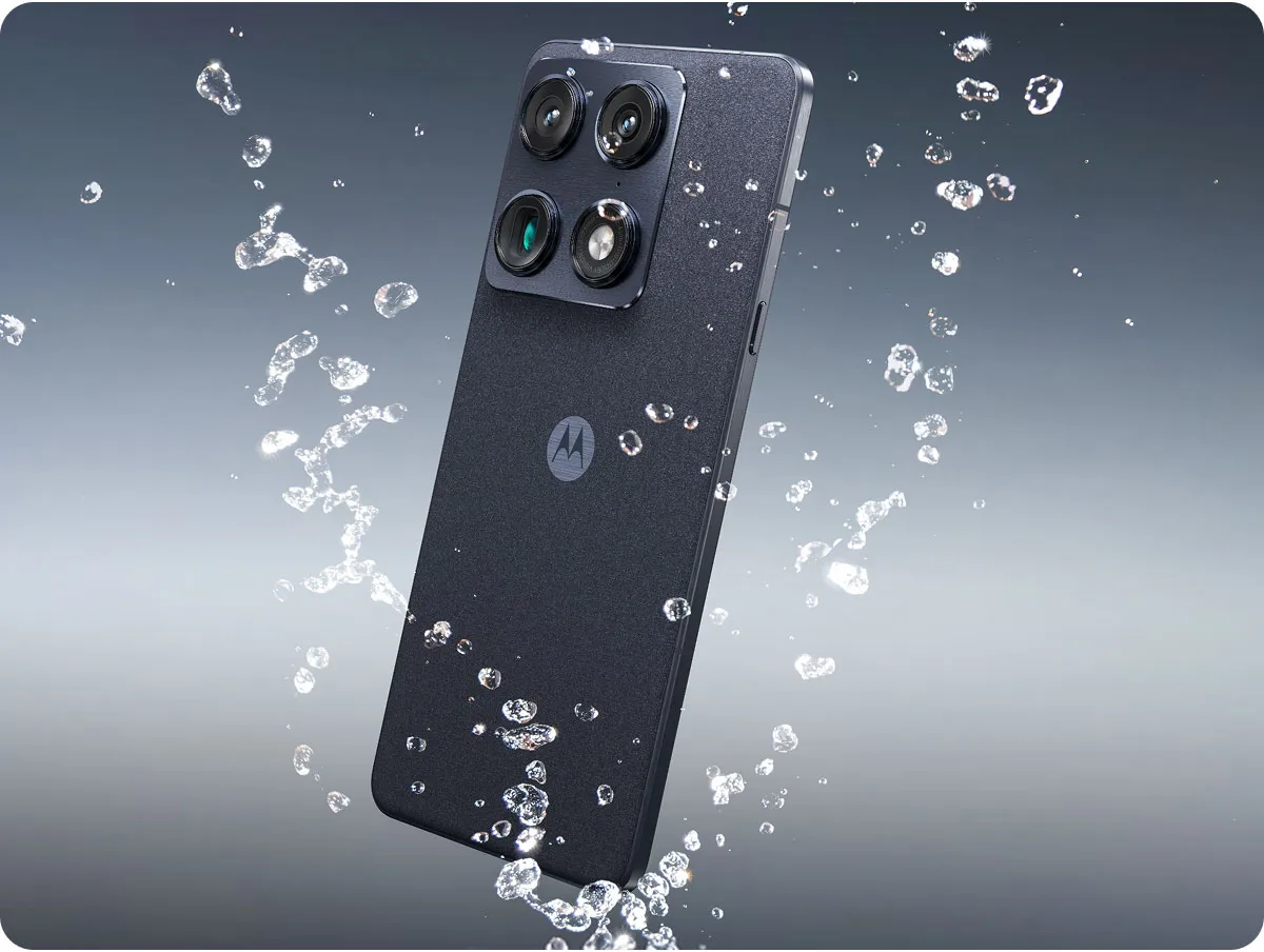 Motorola signature tyłem z ochroną IP68/IP69 (Ingress Protection), widoczny rozprysk wody wokół urządzenia