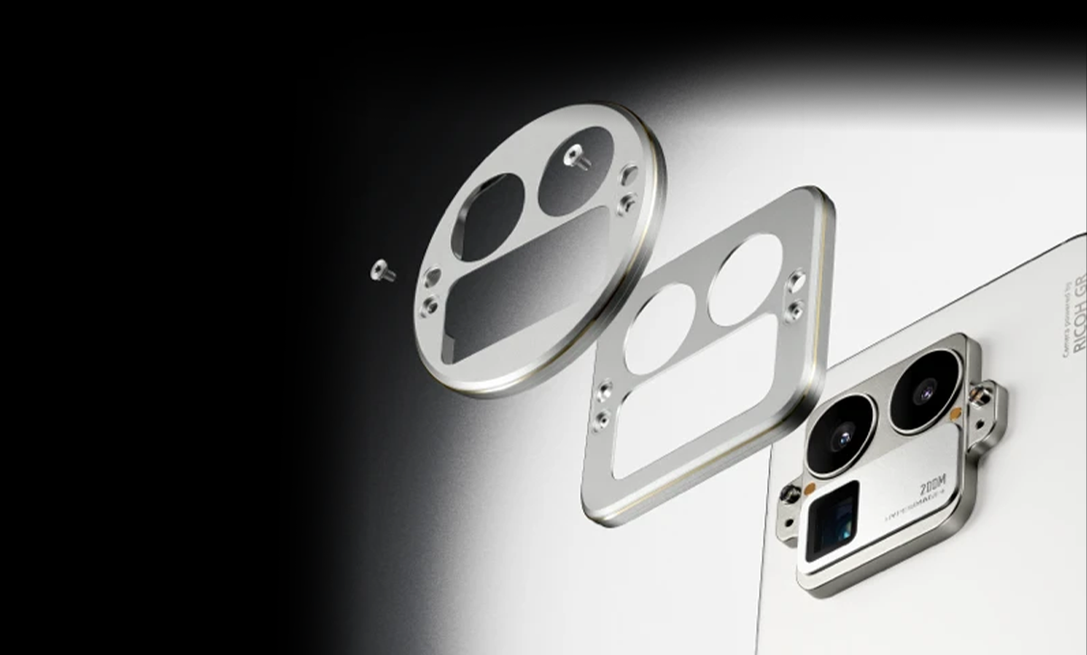 Elementy obudowy i modułu aparatu ukazane w formie rozłożonych komponentów