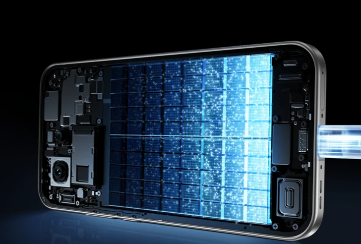 Przekrój smartfona przedstawiający wewnętrzną tytanową baterię 7000 mAh