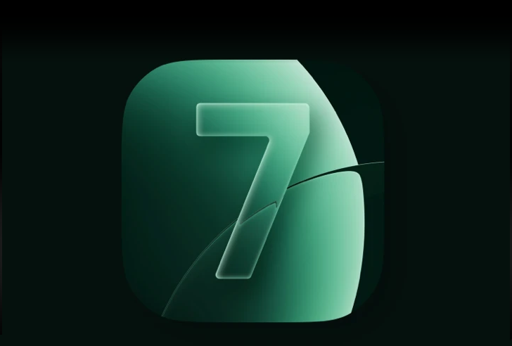 Zielone logo systemu realme UI 7.0 na ciemnym tle