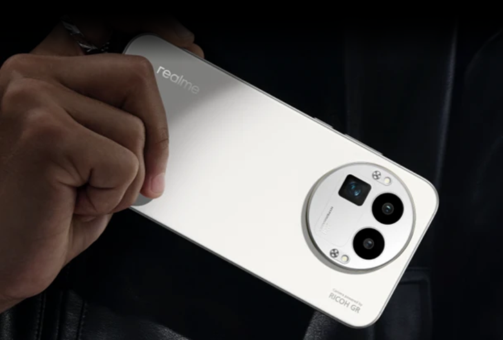 osoba trzymająca w dłonibiały smartfon z widocznymi aparatami