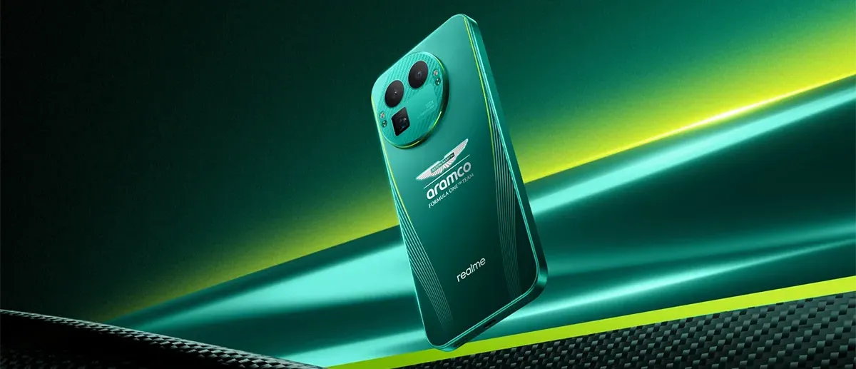 Smartfon realme w barwach Aston Martin Green unoszący się na tle zielono-żółtych smug światła