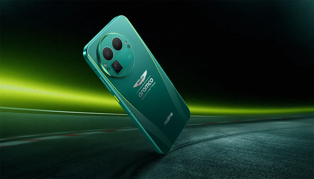 Tylny panel smartfona w zielonym metalicznym kolorze na tle toru wyścigowego.