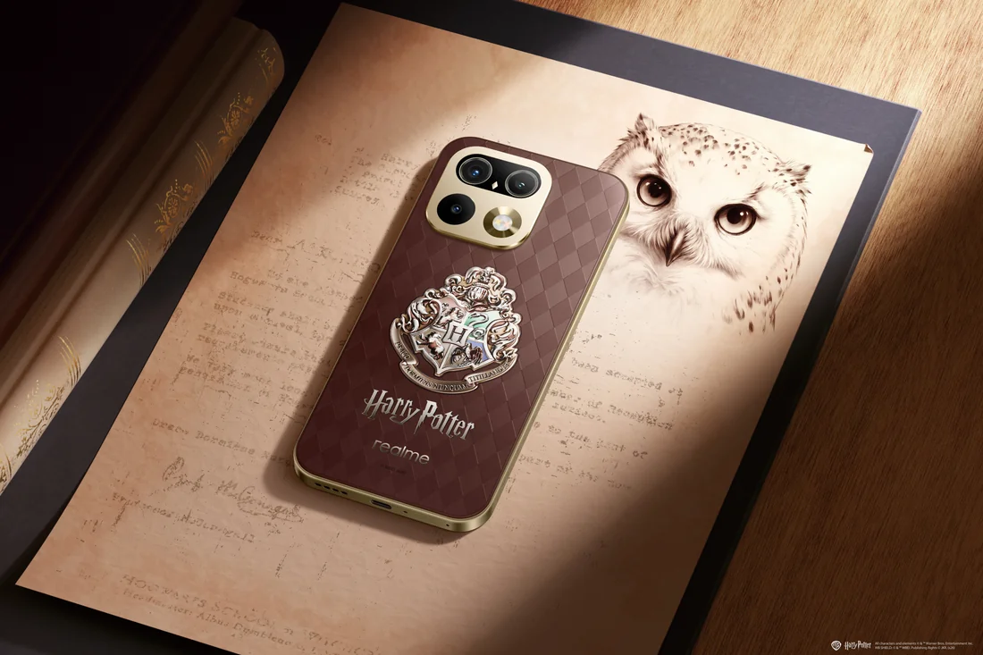 Złota wyspa aparatów telefonu obok ilustracji Hedwigi