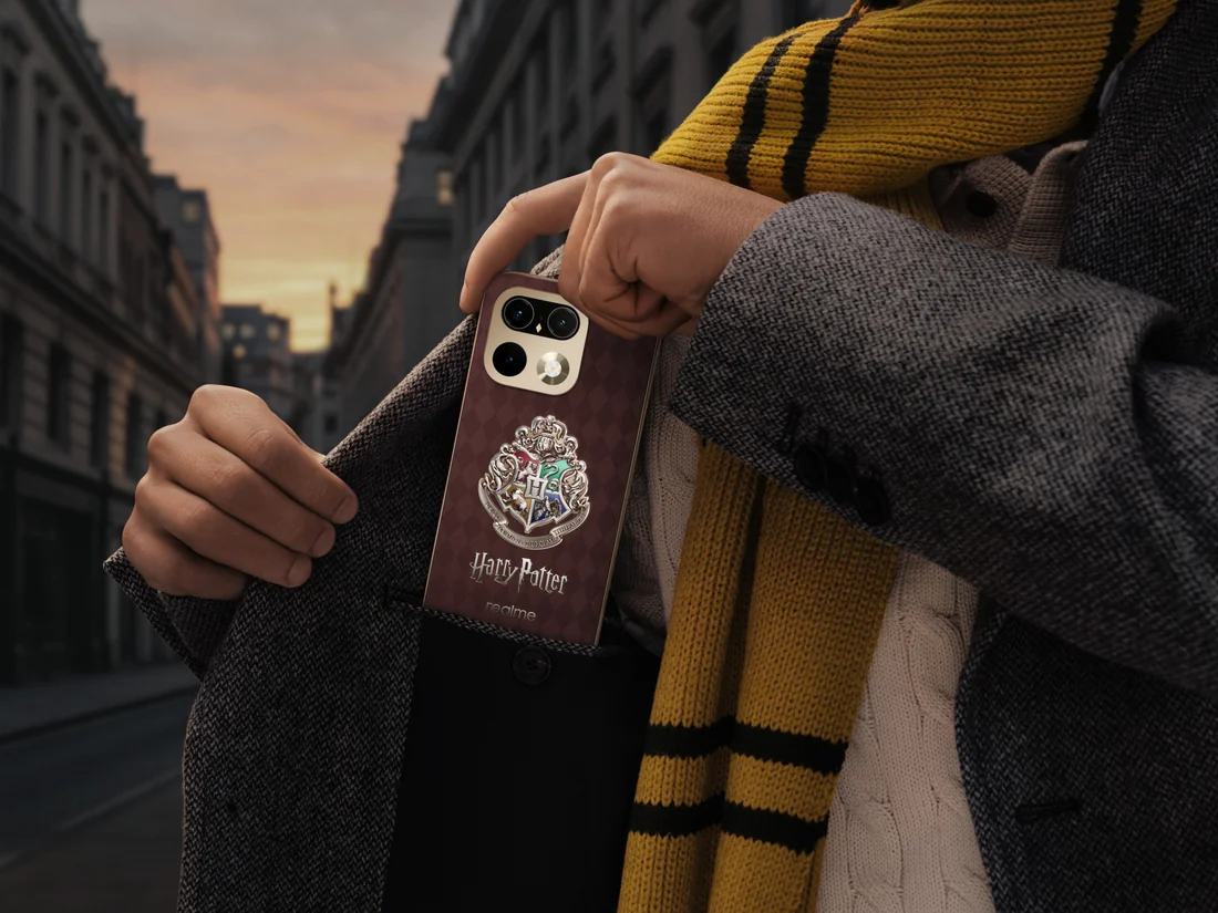 realme 16 Pro Harry Potter Edition w dłoni, na tle szkolnej stylizacji