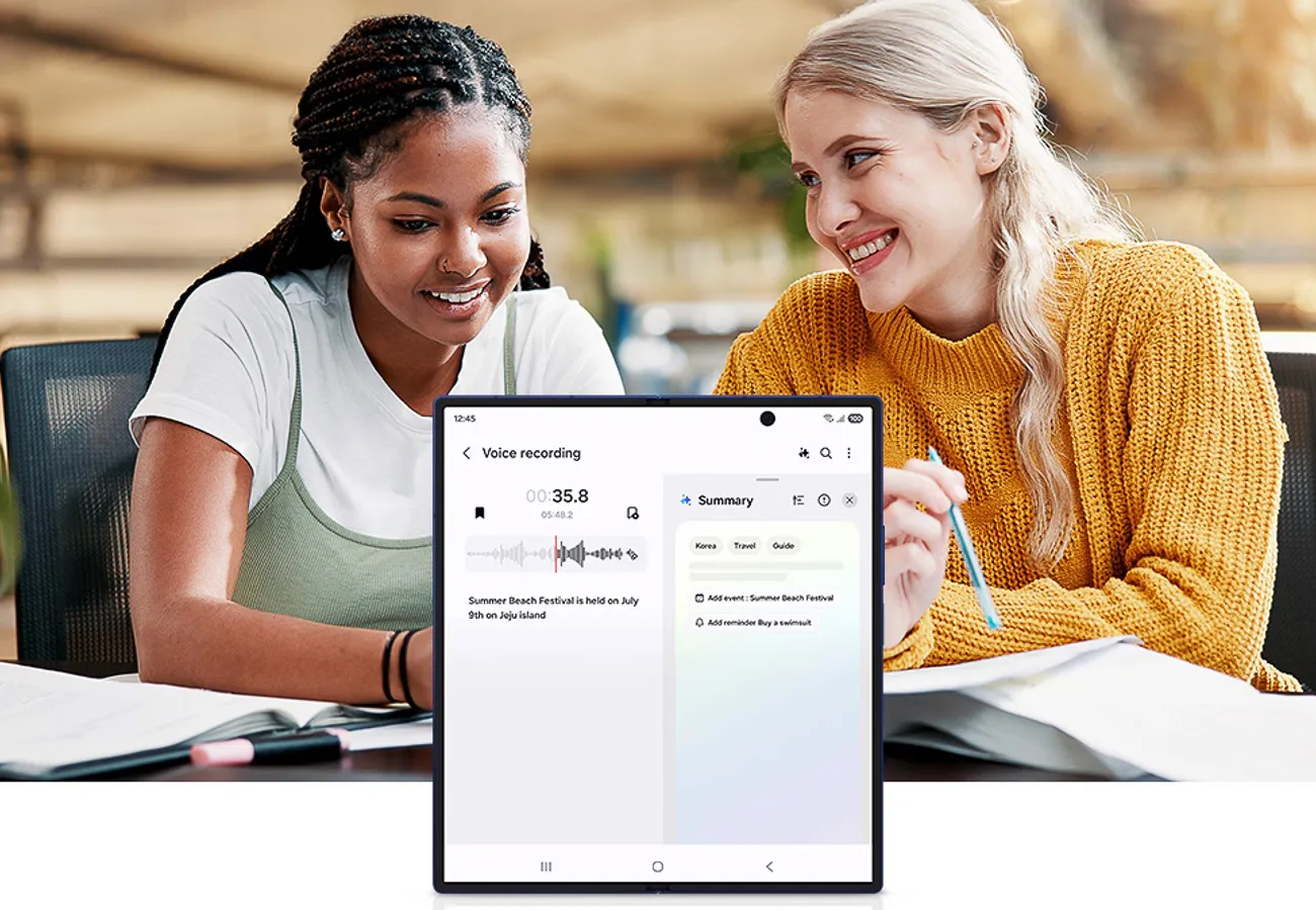 Dwie kobiety siedzą przy stole i patrzą na tablet z aplikacją Transcript Assist, która pokazuje przepisane nagranie.