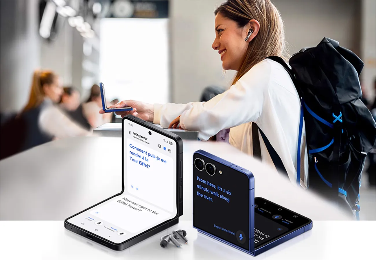 Osoba z plecakiem korzysta ze smartfona z otwartą funkcją tłumacza w czasie rzeczywistym Galaxy AI.