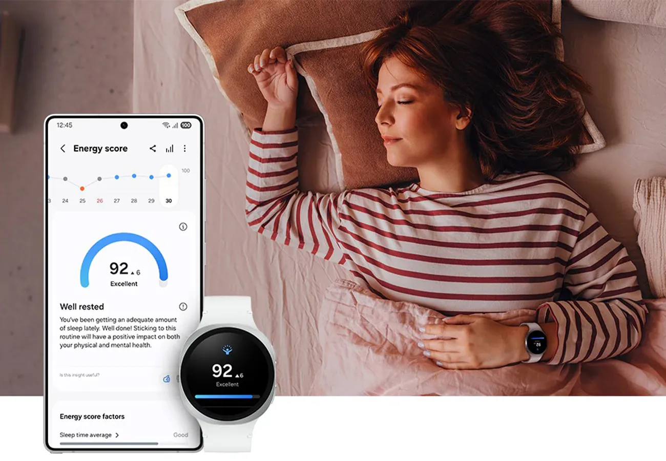 Kobieta leży w łóżku i sprawdza na smartwatchu Galaxy Watch wynik energii oraz poziom wypoczęcia.