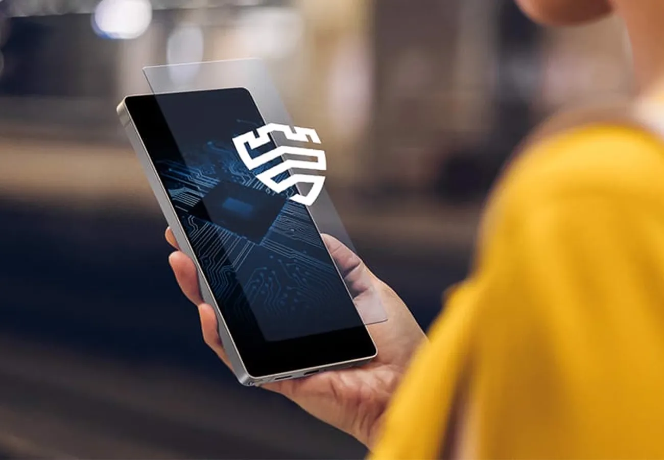 Osoba trzyma tablet z ikoną tarczy, przedstawiającą zabezpieczenie danych przy użyciu Knox Vault.