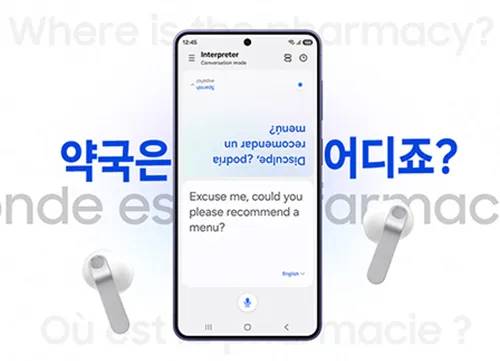Smartfon z funkcją Galaxy AI tłumaczącą rozmowę w czasie rzeczywistym oraz słuchawki.