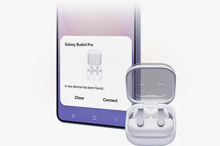 Słuchawki Galaxy Buds w etui obok smartfona z ekranem szybkiego parowania.