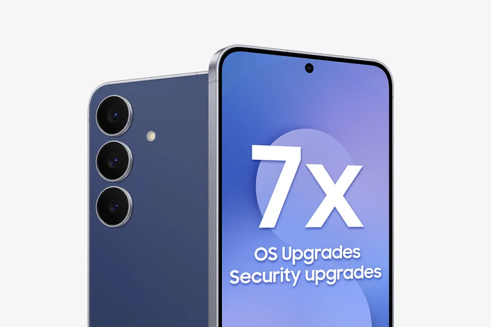 Na zdjęciu smartfon Samsung Galaxy S25 FE z granatowym tyłem i potrójnym aparatem tylnym. Na ekranie wyświetla się komunikat „7x OS Upgrades Security Upgrades”, informujący o rozszerzonym oprogramowaniu i wsparciu bezpieczeństwa.