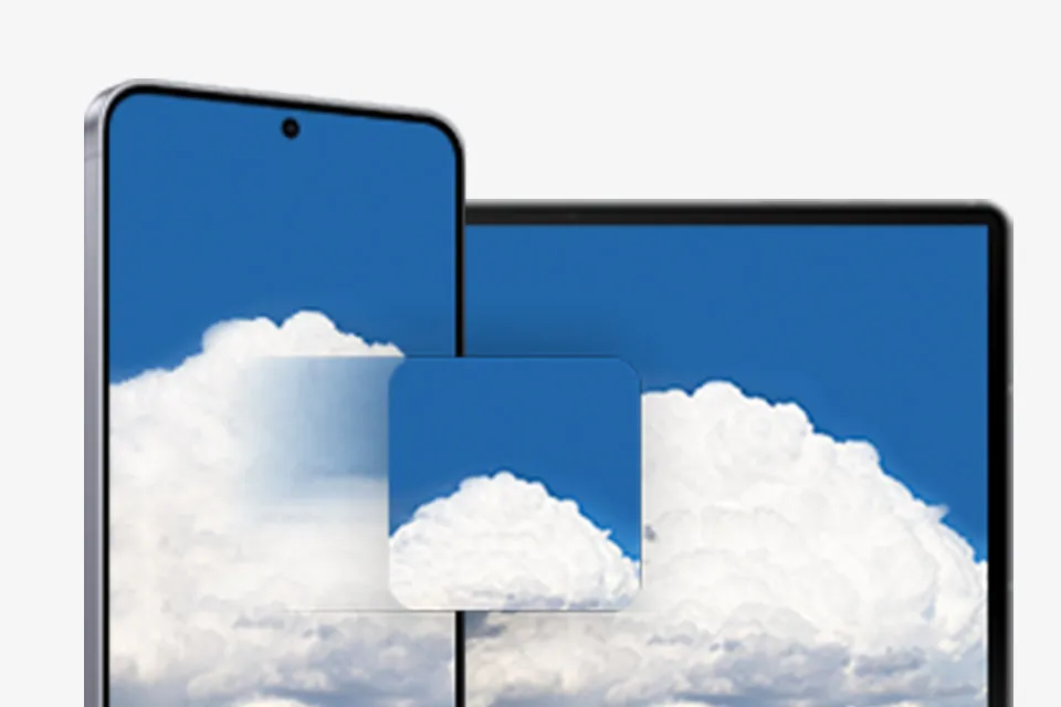 Smartfon i tablet firmy Samsung wyświetlają ten sam obraz błękitnego nieba z białymi chmurami, ilustrując funkcję szybkiego udostępniania firmy Samsung, umożliwiającą bezproblemowe udostępnianie treści pomiędzy urządzeniami.